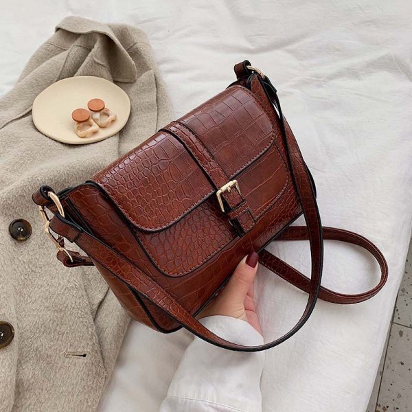 One-shoulder crossbody saddle bag